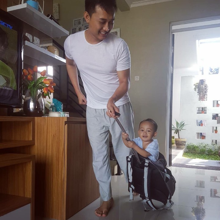 <p>Duh, Ayah Boby iseng banget sih Byan dimasukin ke tas ransel. Eh, tapi Byan happy lho! Hi-hi-hi. (Foto: Instagram/ @boby_tince)  </p>