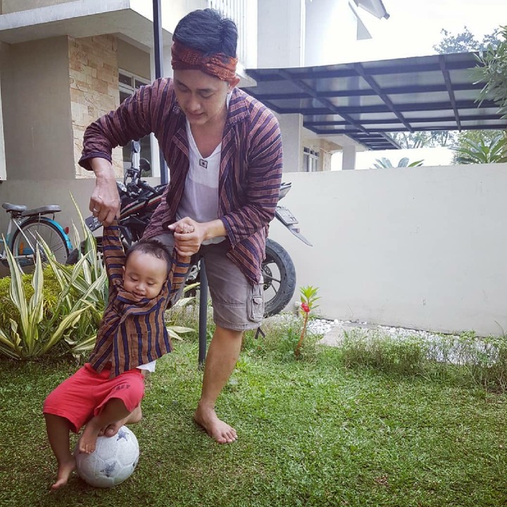 <p>Si kecil, Byanza Malikal Rachman yang tahun ini genap berumur 2 tahun lagi diajarin ayahnya nggiring bola nih. Bajunya kembaran pula. Gemas! (Foto: Instagram/ @boby_tince)  </p>