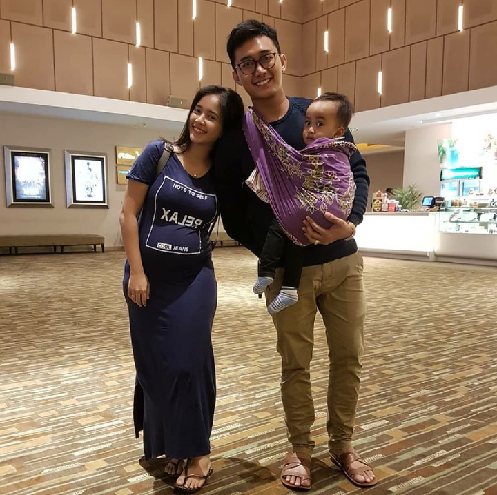 <p>Ayah gendong anak pakai kain jarit pas nonton di bioskop, kenapa nggak? (Foto: Instagram/ @boby_tince)  </p>