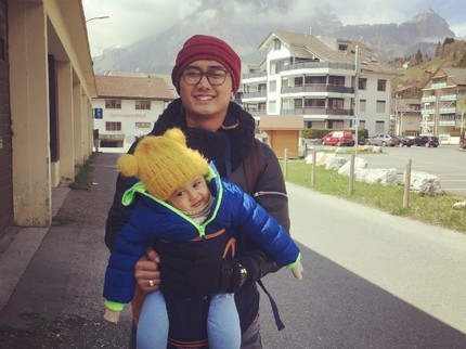 Gaya Komedian Boby 'Tince' Rachman Saat Momong Anak
