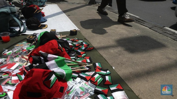 Sejumlah pedagang menjual atribut Palestina di Kawasan Monas, Jakarta, Jumat (11/5). Momen ini membawa berkah tersendiri bagi pedagang Terkait aksi pembebasan Baitul Maqdisatau aksi 115 di Monumen Nasional (Monas) dan Kedutaan Besar (Kedubes) Amerika Serikat. Agus 45 tahun seorang pedagang mengatakan
Harga untuk satu syal Palestina Rp 60 ribu, topi Rp 30 ribu, dan bendera kecil Rp 10 ribu, yang besar Rp 40 ribu. Aksi bela Palestina membuat pihak kepolisian melakukan sejumlah rekayasa lalu lintas (lalin). (CNBC Indonesia/Muhammad Sabki)