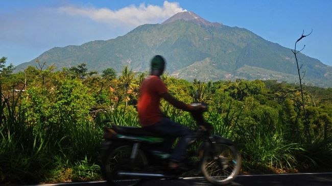 Menteri Pariwisata Arief Yahya menyebut bahwa wisata di Yogyakarta dan sekitarnya tak terganggu akibat erupsi Gunung Merapi, Jumat (11/5).