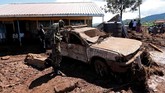 FOTO: Dampak Mematikan Tanggul Jebol di Kenya Puluhan orang tewas akibat insiden tanggul jebol di sebuah kebun bunga komersial di Kenya. Banjir menyapu dua desa dan menewaskan setidaknya 47 orang.