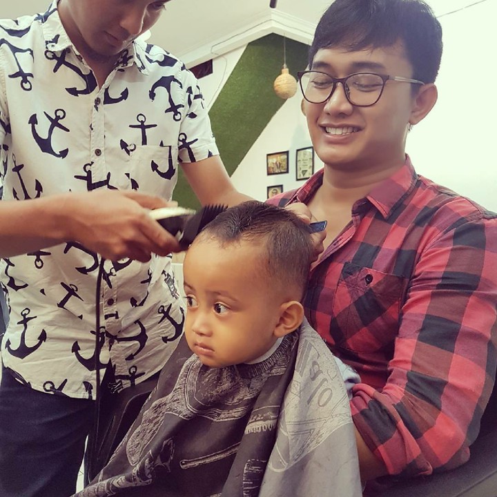 <p>Ayah siap menemani supaya kamu nggak nangis pas potong rambut, Nak. (Foto: Instagram/ @boby_tince)  </p>