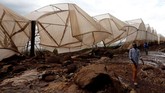 FOTO: Dampak Mematikan Tanggul Jebol di Kenya Puluhan orang tewas akibat insiden tanggul jebol di sebuah kebun bunga komersial di Kenya. Banjir menyapu dua desa dan menewaskan setidaknya 47 orang.