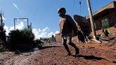 FOTO: Dampak Mematikan Tanggul Jebol di Kenya Puluhan orang tewas akibat insiden tanggul jebol di sebuah kebun bunga komersial di Kenya. Banjir menyapu dua desa dan menewaskan setidaknya 47 orang.