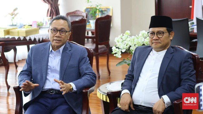 Di ruang kerjanya, Ketua MPR Zulkifli Hasan menerima kunjungan Cak Imin dan mendoakan agar Ketum PKB itu menjadi Cawapres Jokowi di Pilpres 2019.
