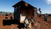 FOTO: Dampak Mematikan Tanggul Jebol di Kenya Puluhan orang tewas akibat insiden tanggul jebol di sebuah kebun bunga komersial di Kenya. Banjir menyapu dua desa dan menewaskan setidaknya 47 orang.