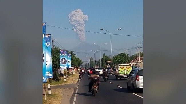 Meski tidak membahayakan, warga dimbau waspada dan menjauhi puncak Gunung Merapi dalam radius 5 kilometer.
