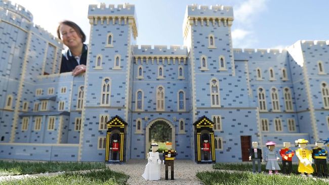 Turis dari India sampai Afrika Selatan mulai berdatangan ke Kastel Windsor untuk melihat pernikahan Pangeran Harry dan Meghan Markle.