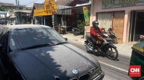 Hujan Abu Guyur Sebagian Yogyakarta Akibat Erupsi Merapi