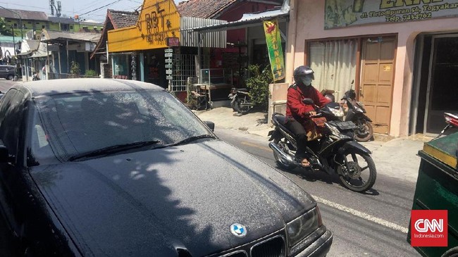 Wilayah di Kecamatan Depok, Kabupaten Sleman, Yogyakarta diguyur hujan abu akibat erupsi Gunung Merapi yang terjadi pagi tadi.