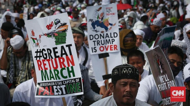 Mantan Ketua GNPF Ulama Bachtiar Nasir mengajak massa aksi membacakan surat Al-Isra ayat 1-10 sambil mengatakan bahwa Alquran akan menghancurkan Israel.