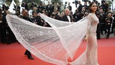 FOTO: Yang Memukau di Karpet Merah Cannes 2018 Lewat busananya, Cate Blanchett dan Lupita Nyong'O tampak memukau dan 'bersinar' di bawah lampu sorot kamera karpet merah Festival Film Cannes 2018.