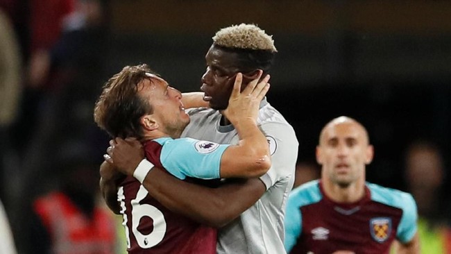 Manajer Manchester United Jose Mourinho menanggapi dengan santai insiden perkelahian Paul Pogba dengan gelandang West Ham United, Mark Noble.