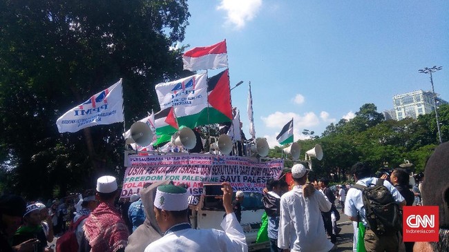 Usai Salat Jumat di pelataran Monas, sebagian massa aksi 115 bergerak ke arah Kedubes AS yang berada di Jalan Medan Merdeka Selatan, Jakarta Pusat.