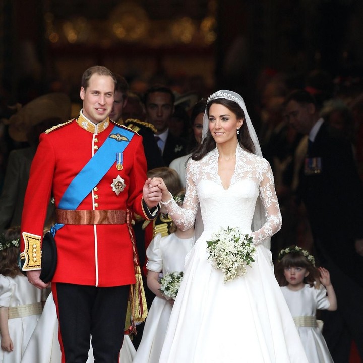 <p>Pernikahan mereka digelar dengan amat mewah oleh kerajaan Inggris, lho. Bahkan, hari bahagia mereka disebut menjadi yang terbesar Pangeran Charles dan Putri Diana pada 1981 silam. Di hari pernikahan, Pangeran Harry hadir sebagai pendamping sang kakak. Ia dan William kompak mengenakan seragam militer tradisional. Sementara itu, Kate Middleton tampil memesona dalam gaun French Chantily dan English Cluny Alexander McQueen by Sarah Burton, lengkap dengan rok berdesain tebal pada bagian pinggul. (Foto: Getty Images)</p>