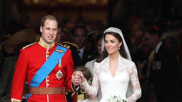Pernikahan Pangeran William dan Kate Middleton LONDON, ENGLAND - APRIL 29: TRH Prince William, Duke of Cambridge and Catherine, Duchess of Cambridge smile following their marriage at Westminster Abbey on April 29, 2011 in London, England. The marriage of the second in line to the British throne was led by the Archbishop of Canterbury and was attended by 1900 guests, including foreign Royal family members and heads of state. Thousands of well-wishers from around the world have also flocked to London to witness the spectacle and pageantry of the Royal Wedding. (Photo by Chris Jackson/Getty Images)