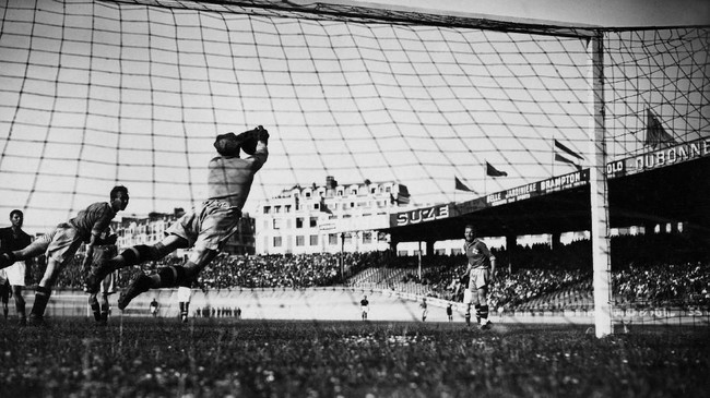 Mantan striker Swedia, Tore Keller, masih tercatat sebagai pencetak hattrick tertua Piala Dunia di usia ke 33 tahun.