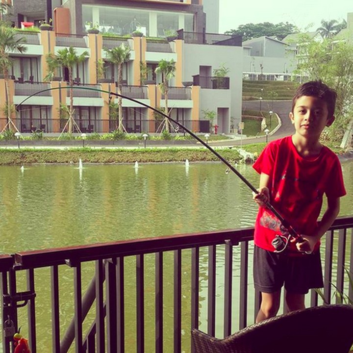 <p>Begini gaya Kiano saat mancing. Kira-kira Kiano berhasil dapat ikan nggak ya? (Foto: Instagram/ @novasoraya16)  </p>