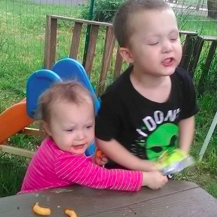 <p>Bunda juga pernah menghadapi situasi kayak gini ketika kakak dan adik rebutan? Sibling rivalry sebenarnya wajar, Bun. Tapi ketika ini terjadi berlarut-larut dan sampai memicu rasa nggak nyaman berkepanjangan di antara kakak dan adik, perlu penanganan lebih lanjut, Bun. (Foto: Insatgram/ @itsskyebitches)  </p>