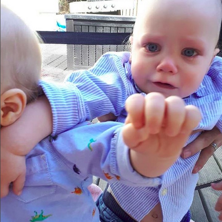 <p>Sibling rivalry juga berlaku pada saudara kembar. Begini deh jadinya. (Foto: Insatgram/ @tweens_and_twins)  </p>