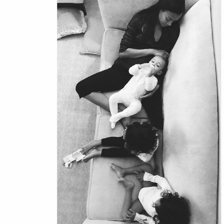 <p>Ketika menjalani perannya sebagai ibu, Zoe bisa sesantai ini sama anak-anaknya. (Foto: Instagram/zoesaldana)  </p>
