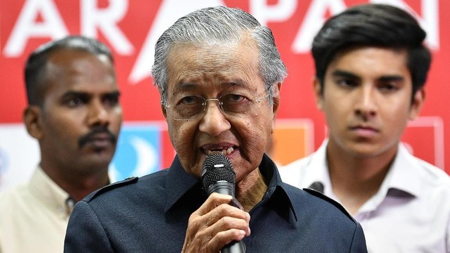 Mahathir Mohamad melontarkan protes atas penangkapan kepolisian terhadap pria yang mengkritik sang Perdana Menteri Malaysia.