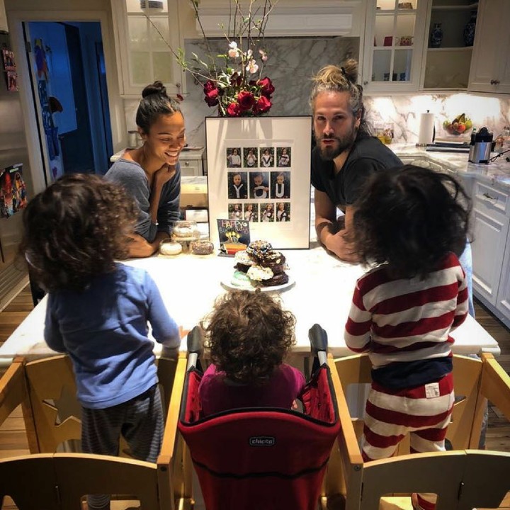 <p>Menjalani lima tahun pernikahan, Zoe dan Marco dikaruniai tiga jagoan, dua si kembar bernama Bowie dan Cy yang lahir di tahun 2014 dan si bungsu Zen yang lahir tahun lalu. (Foto: Instagram/zoesaldana)  </p>