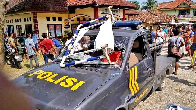 Aksi demonstrasi di Kecamatan Seruyan Tengah, Kalimantan Tengah (Kalteng) berujung perusakan mobil polisi.