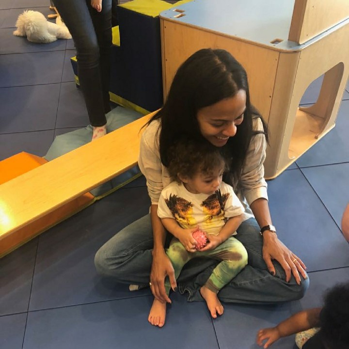 <p>Bunda dan anaknya ini lagi lihat apa ya sampai senyum begitu. Hi-hi-hi. (Foto: Instagram/zoesaldana)  </p>