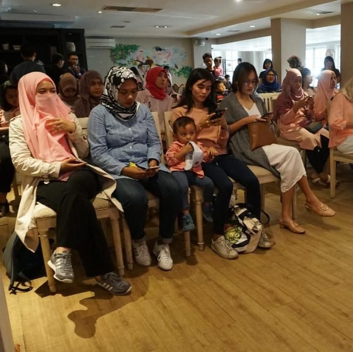 Senang deh melihat para bunda antusias menambah ilmu soal pentingnya investasi untuk pendidikan anak. Inilah para bunda yang serius menyimak Cerita Bunda bersama Sinarmas MSIG Life 'Perlukah Membedakan Investasi Anak Sesuai Usianya Sebagai Parenials?' yang digelar di Beranda Kitchen, Kebayoran Baru, Jakarta Selatan, Sabtu (12/5/2018).