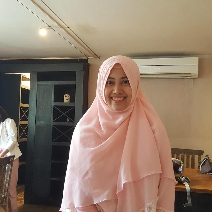 Ini adalah salah satu bunda yang hadir dalam Cerita Bunda kali ini, Bunda Nuning. Dia bilang dirinya semangat banget datang dan mengikuti Cerita Bunda 'Perlukah Membedakan Investasi Anak Sesuai Usianya Sebagai Parenials?' karena dirinya ingin jadi bunda cerdas yang merencanakan masa depan anak dengan baik. Bunda Nuning juga baru sadar nih bahwa investasi untuk pendidikan anak memang harus banget disiapkan sejak dini.