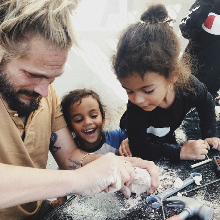 <p>Ayah sama anak lagi pada sibuk nih. (Foto: Instagram/zoesaldana)  </p>