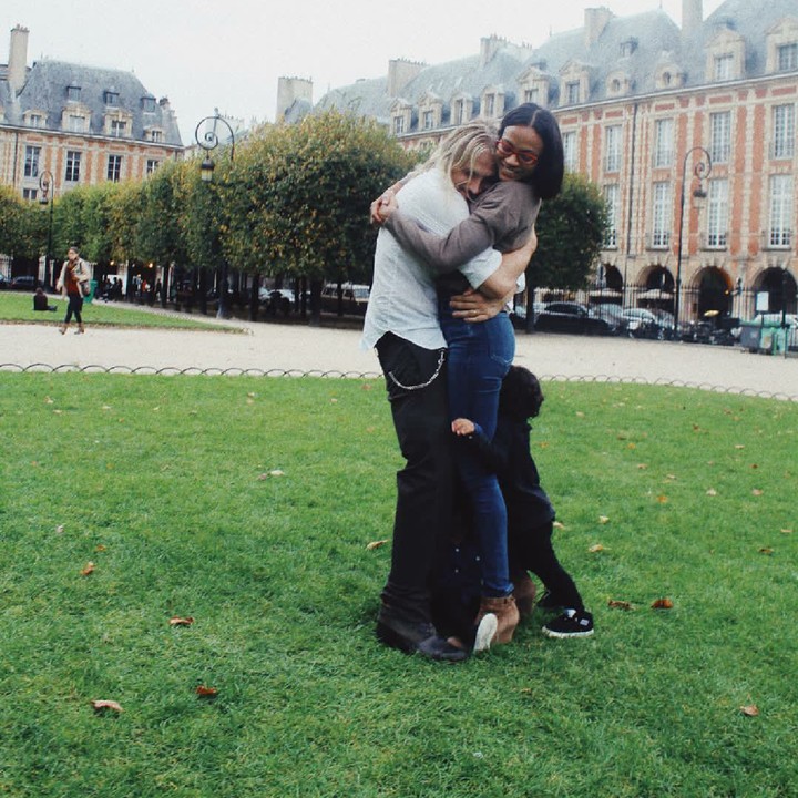 <p>Ketika si kecil nggak mau kalah dipeluk karena lihat ayah bundanya berpelukan. (Foto: Instagram/zoesaldana)  </p>