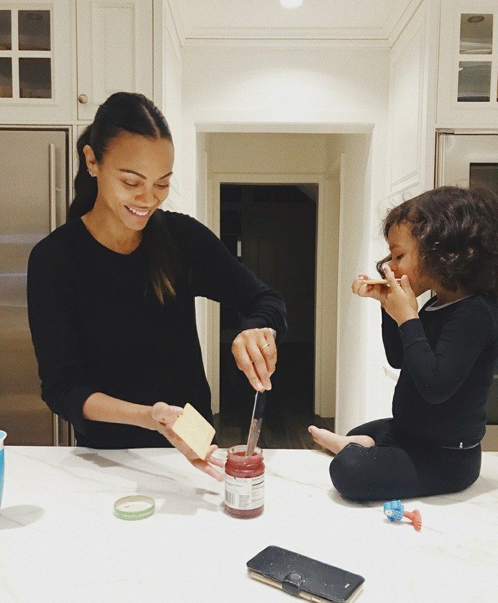 Kebersamaan Bintang 'Avengers' Zoe Saldana dengan Keluarganya - Foto 4