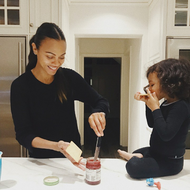 <p>Nyam! Lahapnya si kecil menyantap makanan yang dibuat Bunda Zoe. (Foto: Instagram/zoesaldana)  </p>