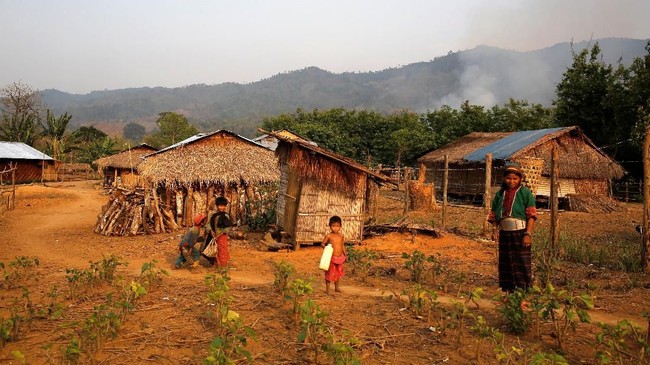 FOTO: Myanmar Melawan Candu dengan Ulat Sutra