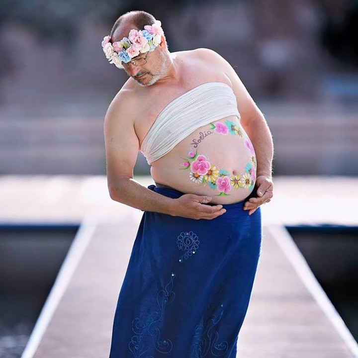 <p>Berhubung Martyn adalah fotografer handal untuk maternity photo shoots, jadi dia udah terbiasa memotret. Ya, walaupun model maternity photoshoot-nya laki-laki. (Foto: Facebook/Martyn Wilkes Photography)</p>