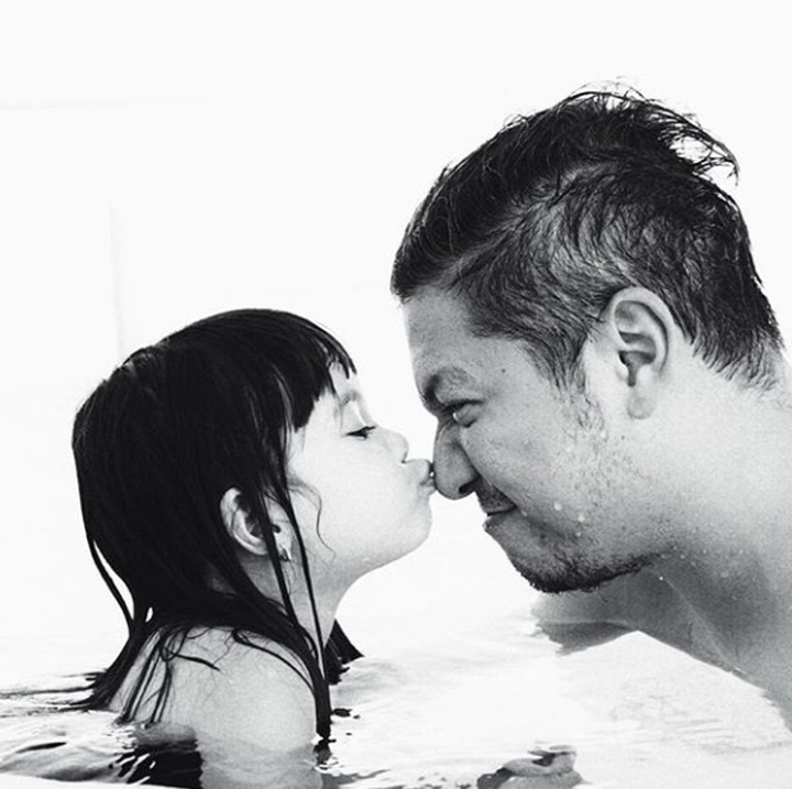 <p>Serunya berenang bareng sang ayah. (Foto: Instagram @gadiiing)</p>