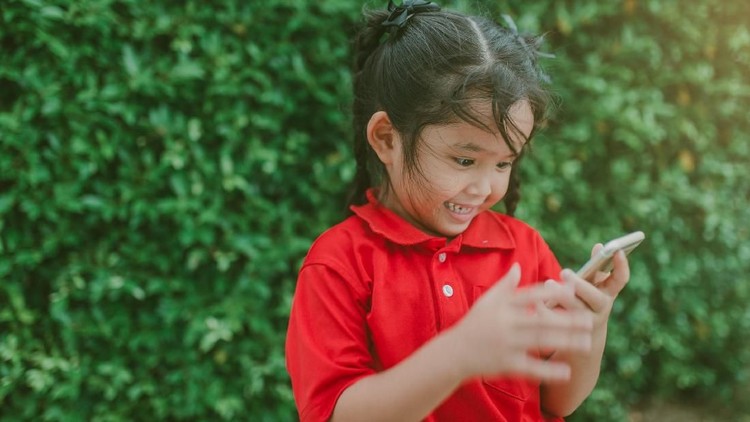 Reward ketika anak berperilaku baik banyak macamnya, tapi hindari menambah waktu mereka main gadget.