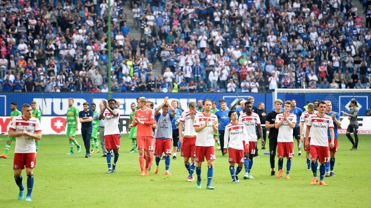 FOTO: Hamburg Terdegradasi, Suporter Lempar Flare ke Lapangan