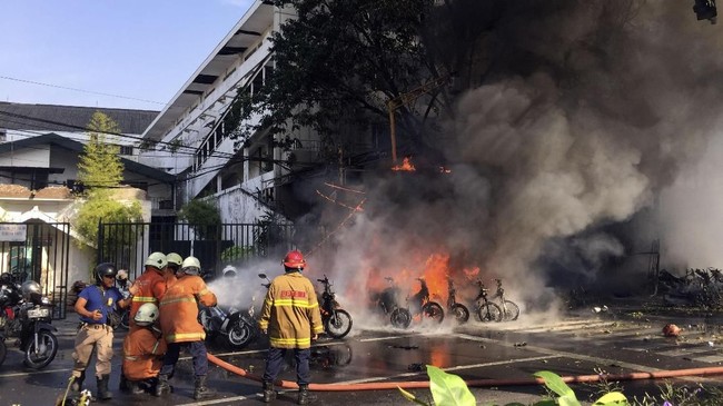 Mantan narapidana teroris, Ali Fauzi, menyebut Surabaya merupakan tempat para teroris dibentuk dan belum ada teror di sana hingga akhir pekan lalu.