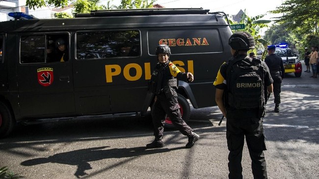 DPR menilai Indonesia darurat terorisme. PDIP mendukung pemerintah untuk melawan segala bentuk terorisme.