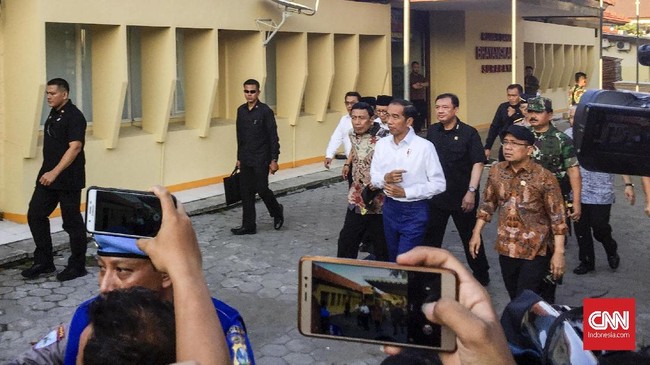 Presiden RI Joko Widodo memerintahkan Kapolri Tito Karnavian untuk membongkar jaringan terorisme hingga ke akar-akarnya.