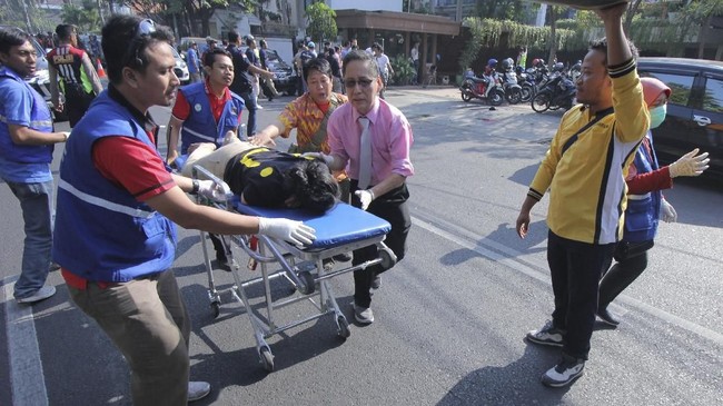 Kapolda Jatim memperbarui informasi korban ledakan bom gereja di Surabaya. Dalam perkembangannya, ada sembilan orang meninggal dunia, dan 40 orang luka-luka.