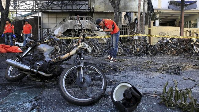 Kapolri Sebut Pelaku Bom Gereja Pemimpin JAD Surabaya Menurut Kapolri Jenderal Tito Karnavian, serangan itu adalah aksi balas dendam kelompok Jamaah Ansharut Daulah karena pemimpin mereka ditangkap.