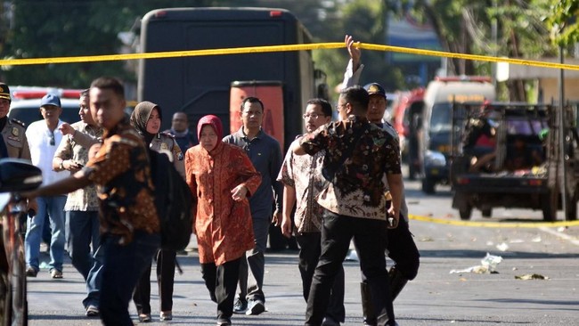 Wali Kota Surabaya Tri Rismaharini membuat surat edaran kepada seluruh RT/RW pascateror bom yang menyerang Surabaya pada Minggu dan Senin.