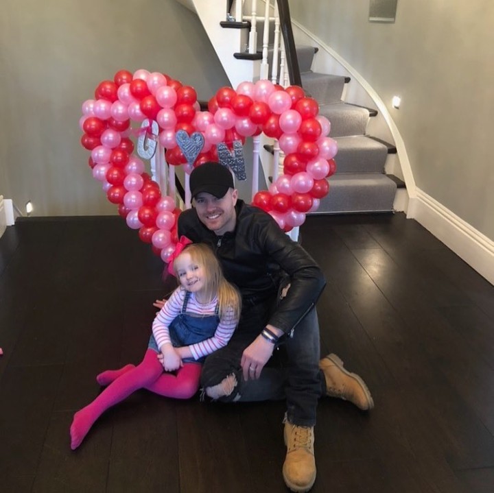 <p>Gia sepertinya dekat banget nih sama ayahnya. Kali ini pose dengan latar balon-balon berbentuk hati. (Foto: Instagram @nickybyrneinsta)</p>
