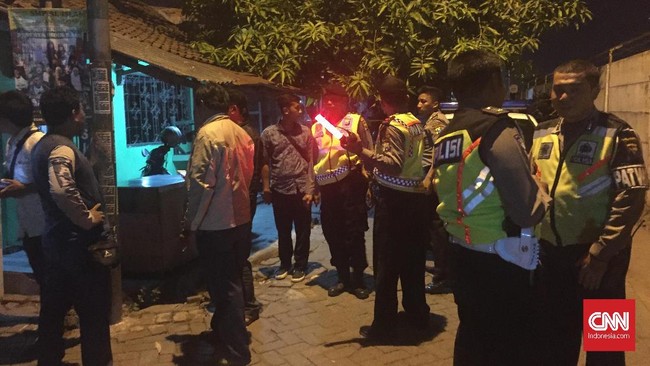 Kepolisian menyebut bahwa ledakan di sebuah unit rusunawa di Sidoarjo diduga terkait dengan keluarga yang melakukan bom bunuh diri di Surabaya.